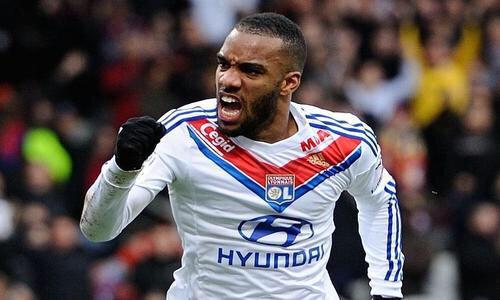 TotalFoot_'s tweet photo. Liverpool devrait réunir 63 M€ pour formuler des offres à Alexandre Lacazette et Karim Benzema ! http://t.co/DSjsDK0xrC