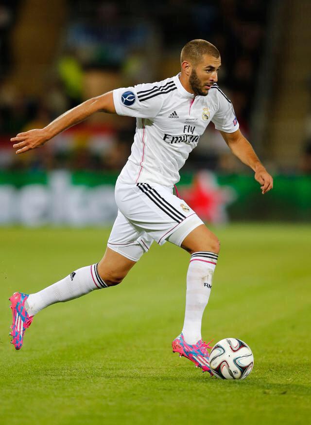 TotalFoot_'s tweet photo. Liverpool devrait réunir 63 M€ pour formuler des offres à Alexandre Lacazette et Karim Benzema ! http://t.co/DSjsDK0xrC