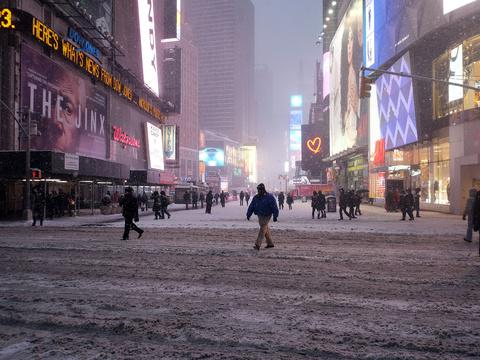 20Minutes's tweet photo. New York et le nord-est américain paralysés par le blizzard http://t.co/VOeohEQcyP http://t.co/vUtRi2YCtY