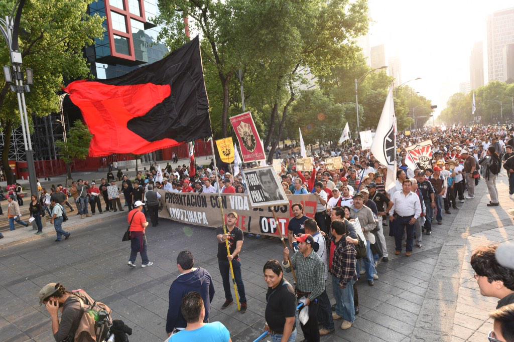 alexmelon's tweet photo. Así la marcha por #Ayotzinapa #AccionGlobalporAyotzinapa #JornadaGlobalporAyotzinapa en reforma  @julioastillero http://t.co/XZ8Ipl2IFQ