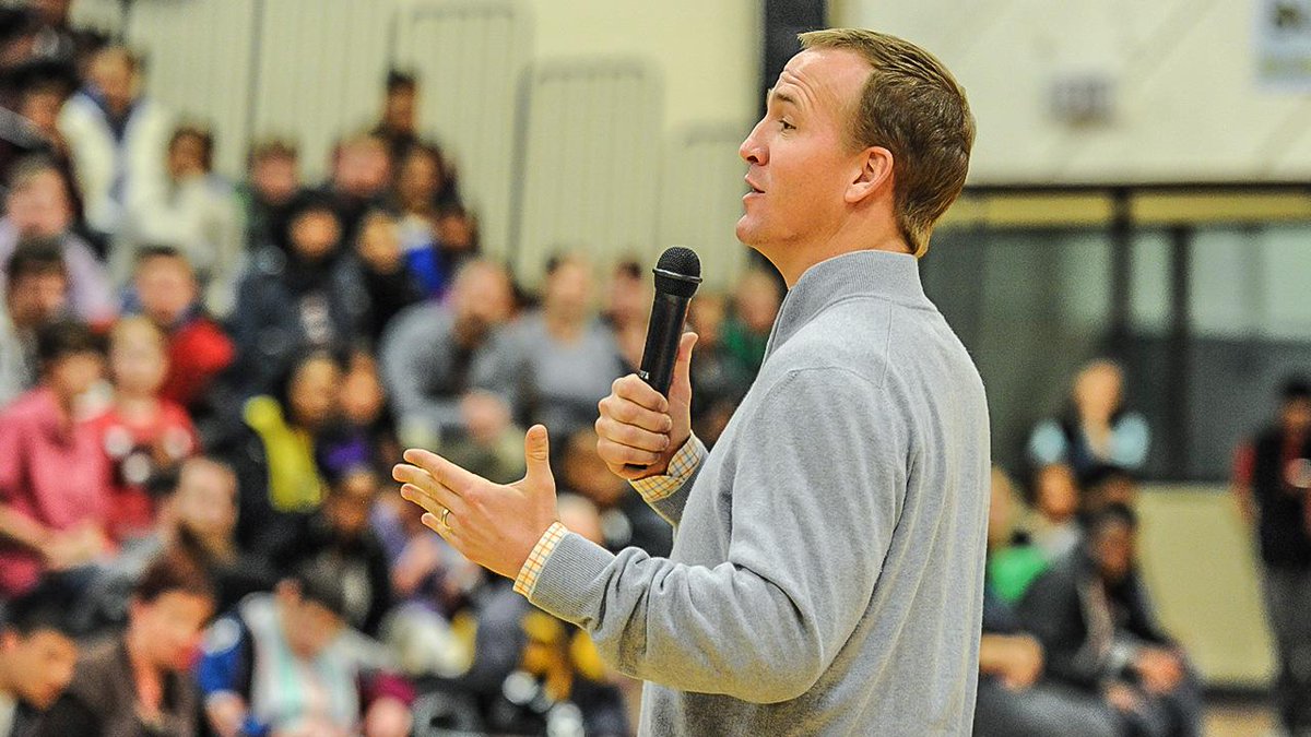 Broncos's tweet photo. ICYMI: #Manning to receive Bart Starr character and leadership honor Friday in Phoenix: [http://t.co/8ITA2jnpjQ] http://t.co/VR5gGZvhf8