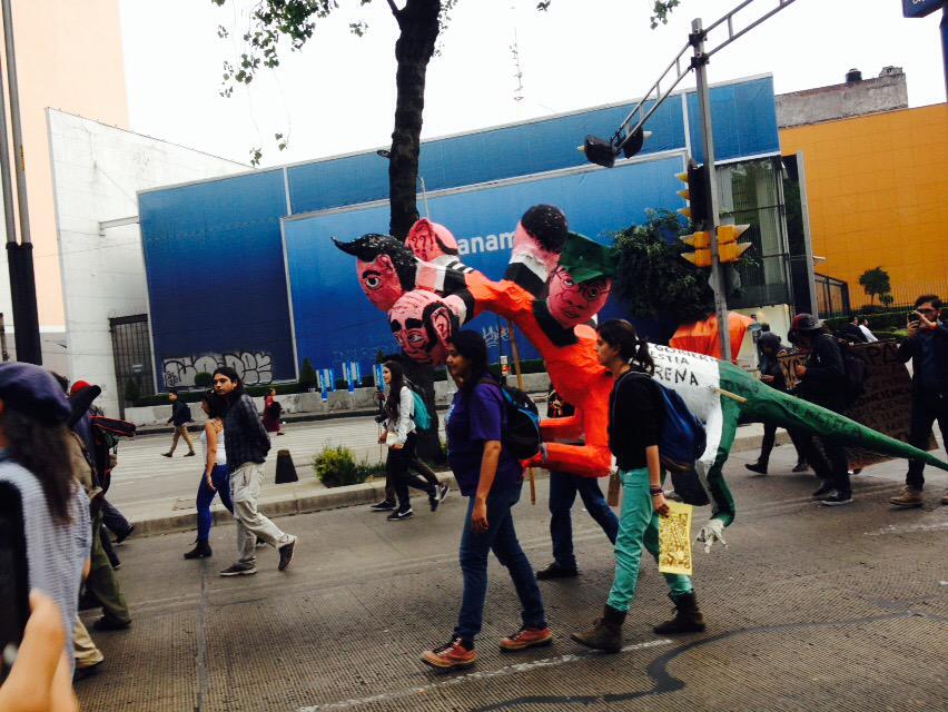 alereynier's tweet photo. Nos faltan 43 y miles mas! #AccionGlobalporAyotzinapa http://t.co/Ze4uUl2ocB