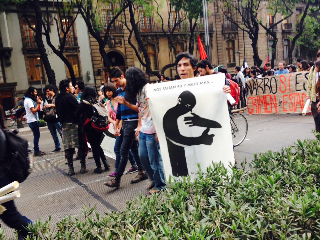 alereynier's tweet photo. Nos faltan 43 y miles mas! #AccionGlobalporAyotzinapa http://t.co/Ze4uUl2ocB
