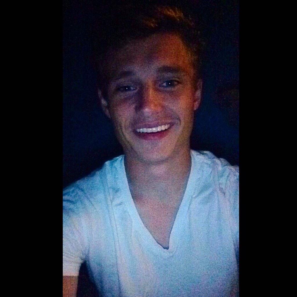 PromDatesChatt's tweet image. Heard from @annacuzzort that hottie is on the hunt for a prom date 😉 Ladies take the chance while u can😍 @masonallen7