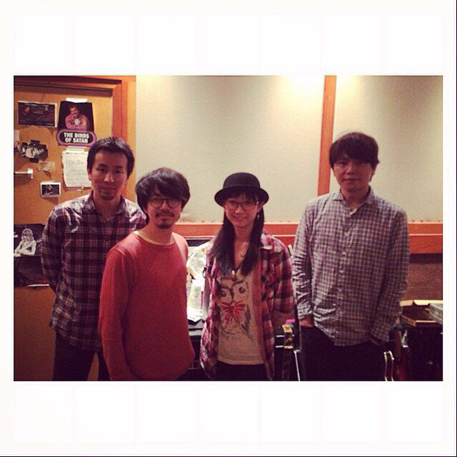 Polysics おぉ ヒサス 良い写真 Byハヤシrt Poromeriakg Polysics Toisu ハヤシさん アメリカでrec中のアジカンのスタジオにカヨさんが遊びに来られたそうですよ Http T Co Whhzkpeige Twitter