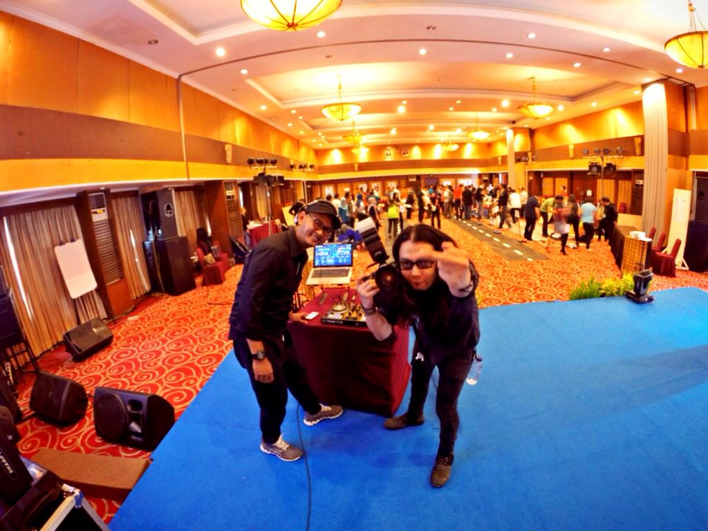 diskodelivery's tweet photo. Music directing on stage at corporate gig team building session at Aston Cihampeulas Bandung 21 January 2015 http://t.co/0oE3FasVMc