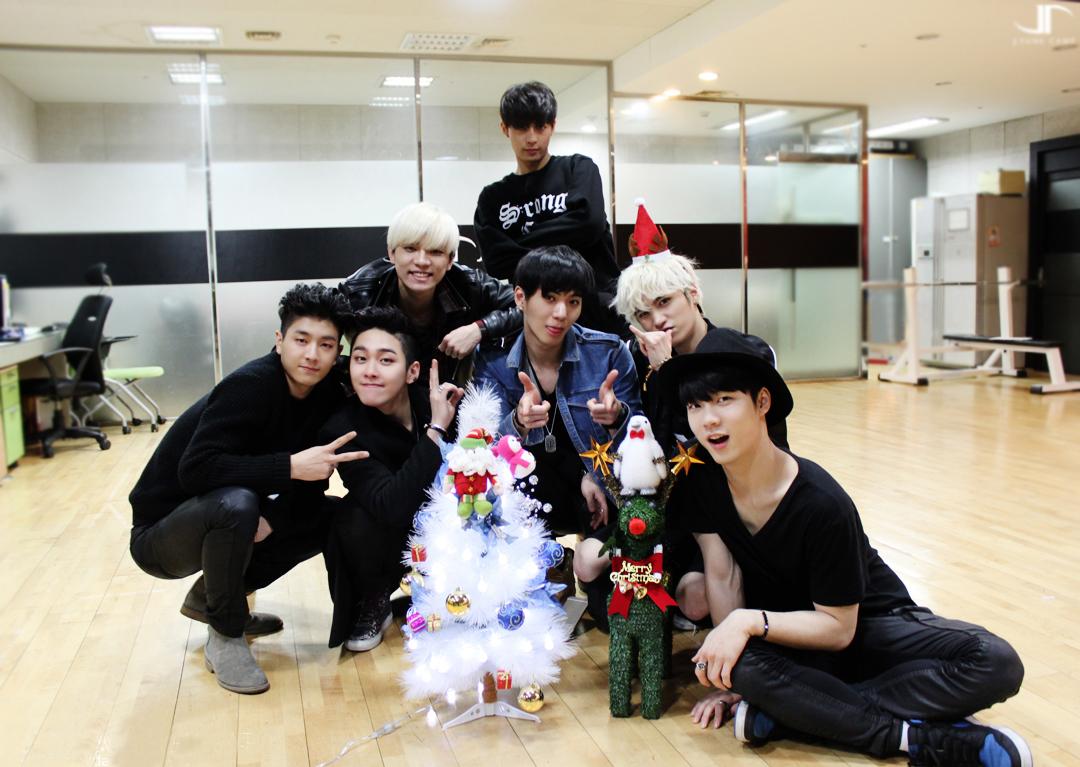 B8UXtpmCQAA_kYX.jpg:large