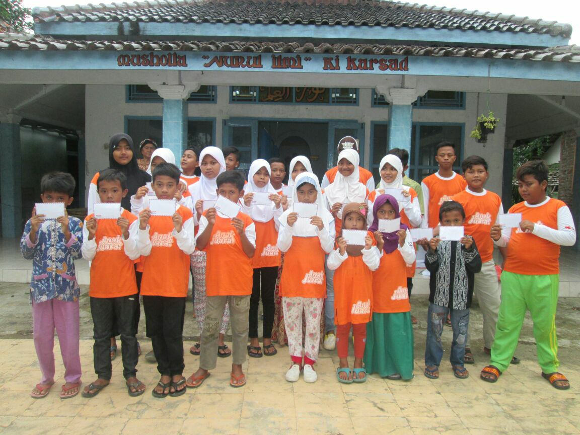 rumahzakat's tweet photo. Alhamdulillah RT "@Rel_Inspirasi : Pemberian beasiswa di Desa Terusan Indramayu @rumahzakat #BerbagiSenyum http://t.co/Cx2K2tfNqx"