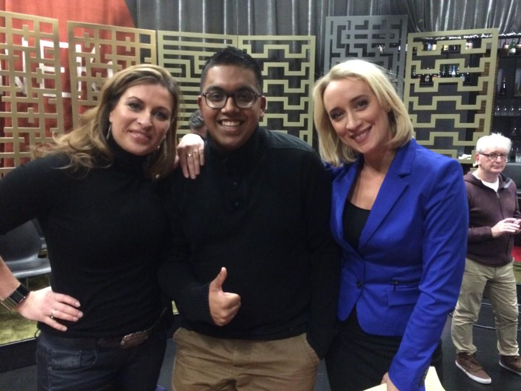 ViroenS's tweet photo. Een eer om een foto te hebben met jullie 😊 @JinekLive @SachadeBoer http://t.co/dliedNCQLX