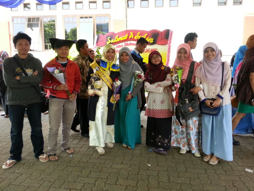 IslahSMG's tweet photo. yg ke2.alumni kta ada yg udah lulus. biarinlah walopun udah lama.ttp share aja.iya gak? @assyifanurillah #pagiKembali http://t.co/d9J0CoFmFE