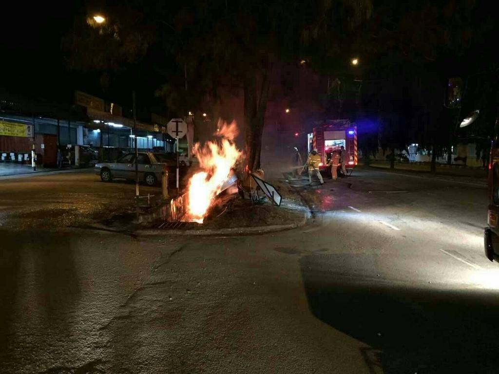 JBPM_official's tweet photo. KERETA  TERBABAS &amp;  TERBAKAR DI  Jalan Raya di Auto City, Juru 3.29 pg td. Pemandu tidak mengalami kecederaan #BOMBA http://t.co/HcNi5ZSaIV