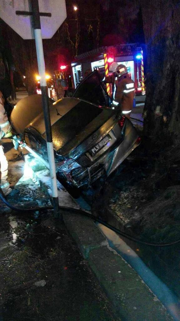 JBPM_official's tweet photo. KERETA  TERBABAS &amp;  TERBAKAR DI  Jalan Raya di Auto City, Juru 3.29 pg td. Pemandu tidak mengalami kecederaan #BOMBA http://t.co/HcNi5ZSaIV
