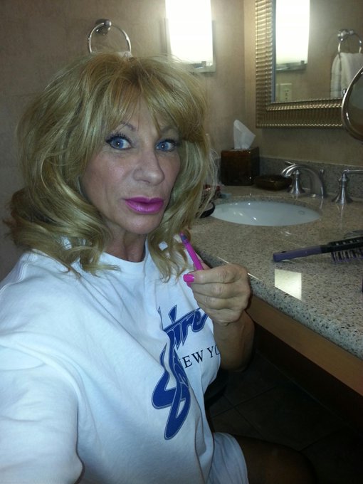 Final touch for today's shoot... let's rock #Vegas with #femalemuscle http://t.co/15m4i6bDEk<a href="/tag/vegas"class="tags">#Vegas</a><a href="/tag/femalemuscle"class="tags"><span>#femalemuscle</span></a>