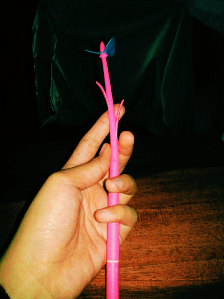 anisahsafitrii's tweet photo. Makasih pulpen nya doli 😊 http://t.co/UDLEn1Htng