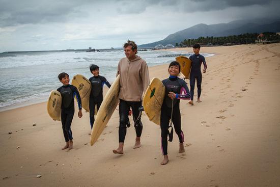 SurfingWanning's tweet photo. There is a love called to accompany you to learn to surf.The coach and his children. #surfing #wanning #hainan http://t.co/0LyGcT0gvK