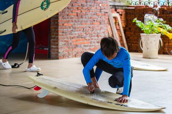 SurfingWanning's tweet photo. There is a love called to accompany you to learn to surf.The coach and his children. #surfing #wanning #hainan http://t.co/0LyGcT0gvK