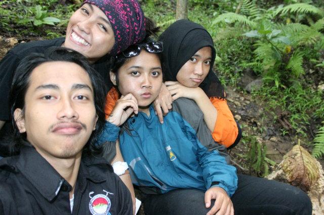 Cayyohh's tweet photo. Kita cantik ya semuanya @rinaRSW @ajirozie @lya_ellya :)) http://t.co/Wbf7AzExqg