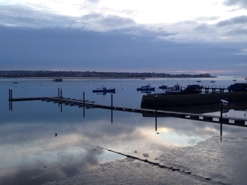 TobyBuckland's tweet photo. A millpond morning #couldbesummer http://t.co/zvEed3Lb8J
