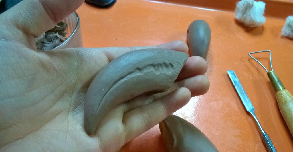 Kazulcosplay's tweet photo. Sculpting some huge claws! #werewolfbuild http://t.co/n4TGXeVOAt