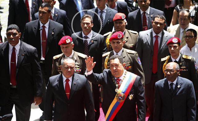 estebangerbasi's tweet photo. Ahora el Capitán activo de la Armada Leamsy es “El pendejo” Salazar, no era nadie http://t.co/1oLnThx8Cw