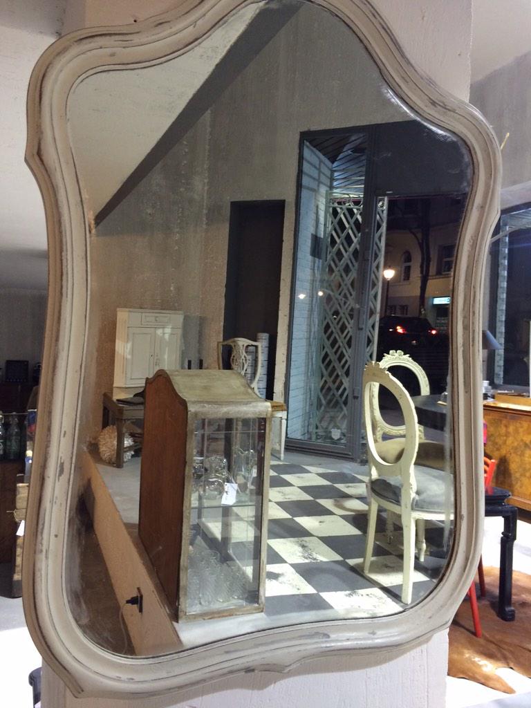 SNOBWORKS1's tweet photo. Snob Works, reflejado detrás de su nuevo espejo pintado con pinturas Annie Sloan. Estamos C/Ayala 62 telf 914 359 424 http://t.co/kHGIZ1DrfP