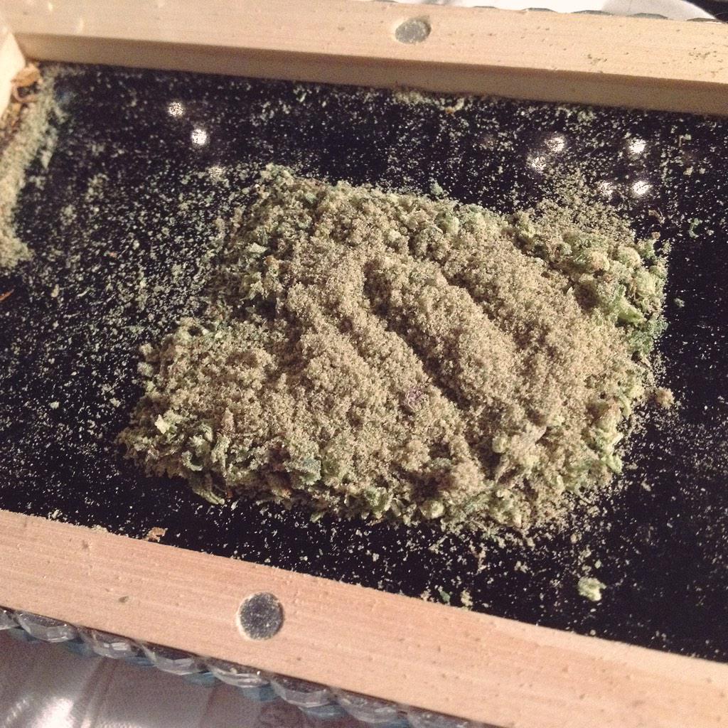 stonerblazing's tweet photo. Sesh c o v e r e d in crystal. U can't even see the dope hhaha love midnight blazes with babe 😍👌 http://t.co/7kgIWgCurP