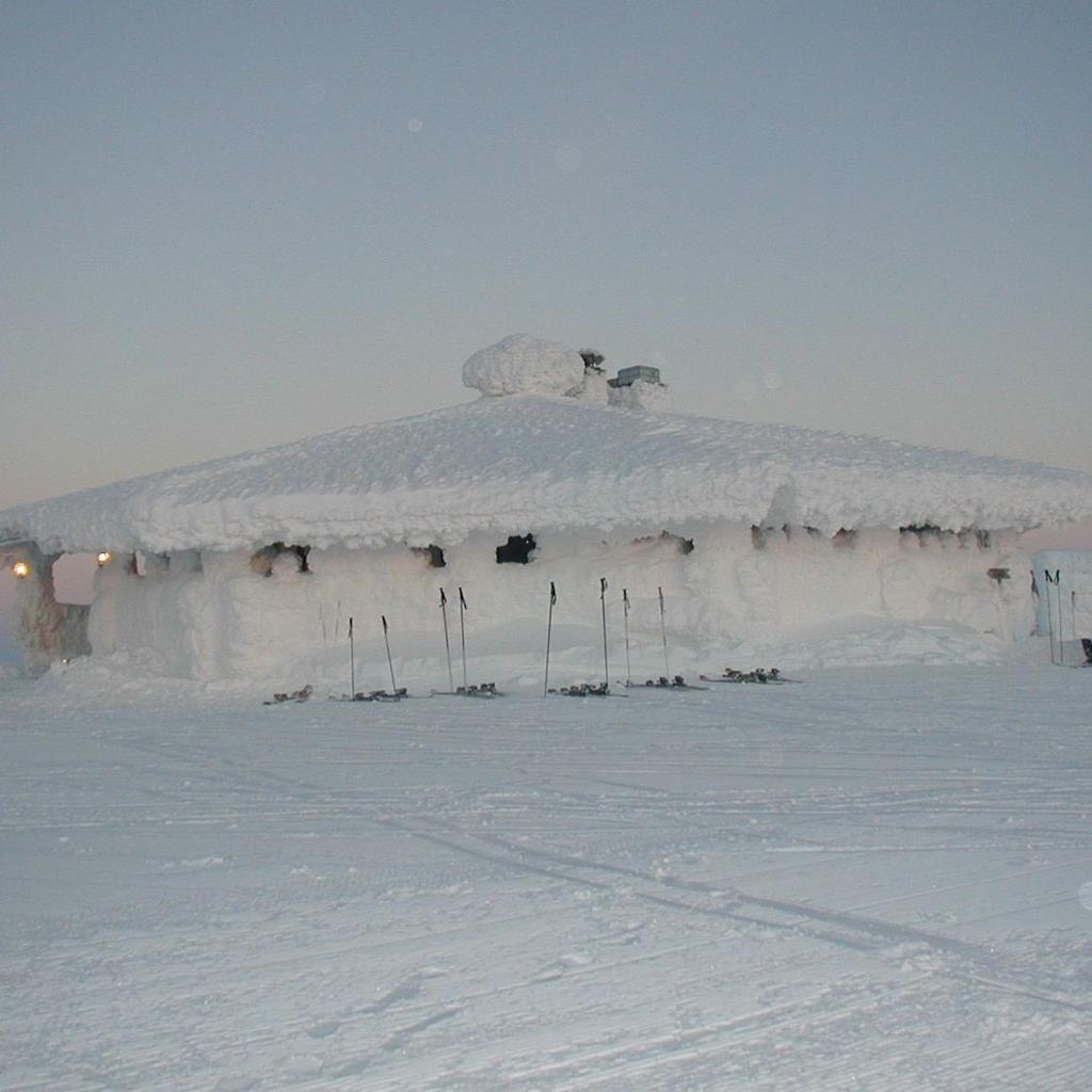 HanninenMaria's tweet image. Join me at peak #cafe on top of #Yllas #ski resort in #Lapland. Great way to warm up b4 skiing down.  #VisitFinland