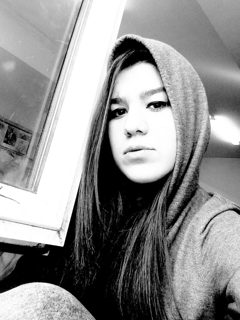 Kafami yaslayabilicegim bi pencere varr aq ✌👊😂