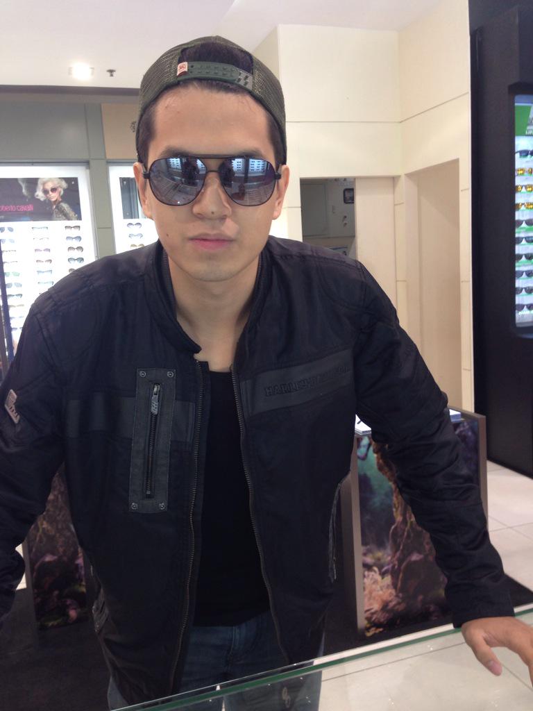 optikseis's tweet photo. Kacamata Calvin Klein ini cocok gak di pakai @kvinjulio ? Pilih yang mana yah? #optikseis http://t.co/YaSbV6G2z0