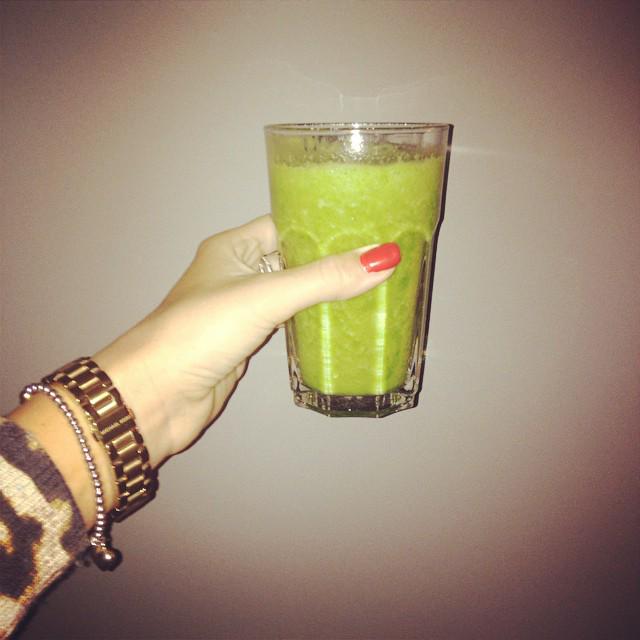 Ja hoor, de boerenkool mag weer! Voor het gemak stoppen we het in onze smoothie:)- goo.gl/kkiHZV