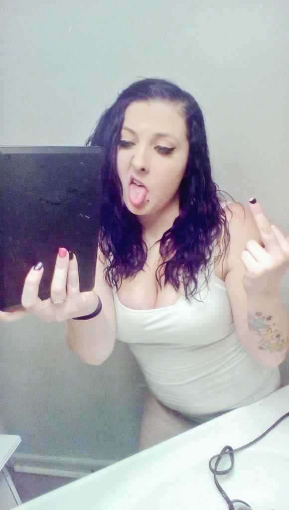 starlover09's tweet photo. When you broke your nail but you don't give a fuck cause your makeups on point. http://t.co/BD3C26HIPD