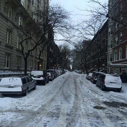 Ambiance "the day after" dans les rues de New York, mais la quantité de neige bien moins importante que prévu