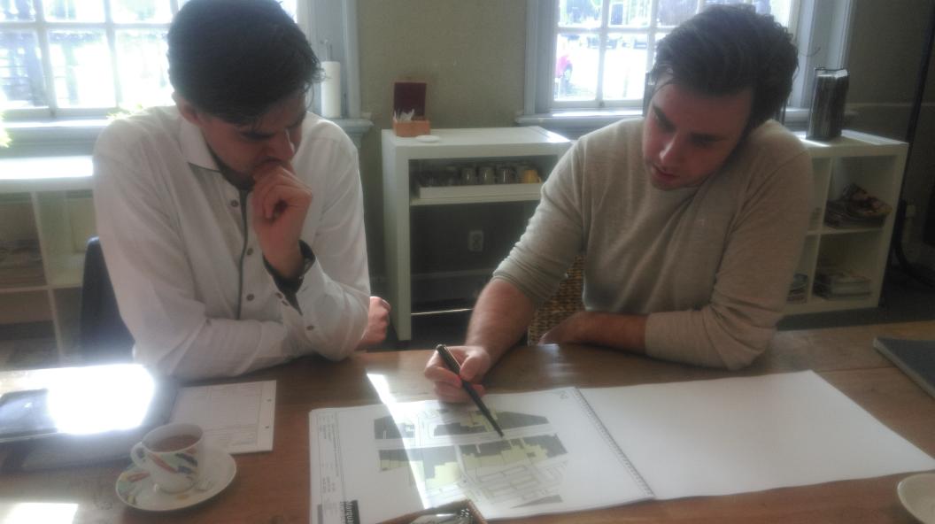 Twee ontwerpers hard aan het werk met de plannen voor de nieuwe bieb <a href="/theek5/">Bibliotheek Theek 5</a> in Raamsdonksveer <a href="/Chris_Houtsma/">Chris Houtsma</a>