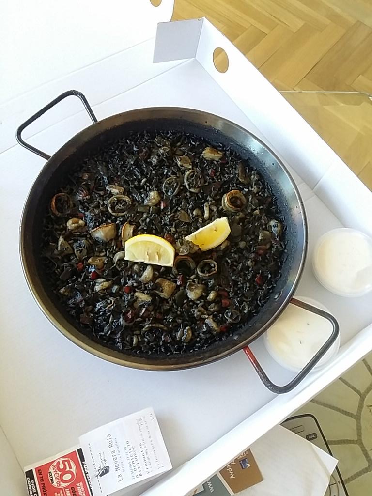 feralvarez44's tweet photo. Que paella más rica de la Arroceria Formentera y que bien trabaja @laneveraroja #feten http://t.co/Si6AfGxslw