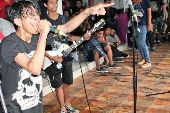 <a href="/ardmsf/">Ardy Sebbe</a> wearing <a href="/ingwie10/">INGWIE GLASSESWEAR </a>