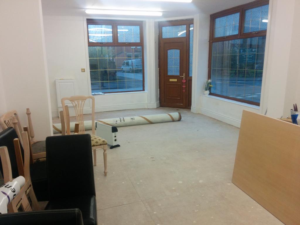 3LittleCakesLtd's tweet photo. It's move in day @VictoriasCorner #excitingtimes #cakes #hobbies #preston http://t.co/avCmulsr4J