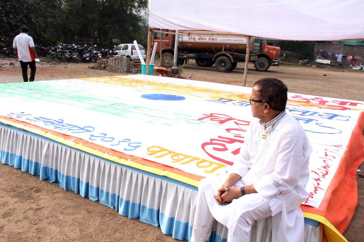 LetArtWork's tweet photo. Letartwork Celebration with live Flag Making event with @Achyut_Palav at Pashan Pune http://t.co/Ck3Hov23wv