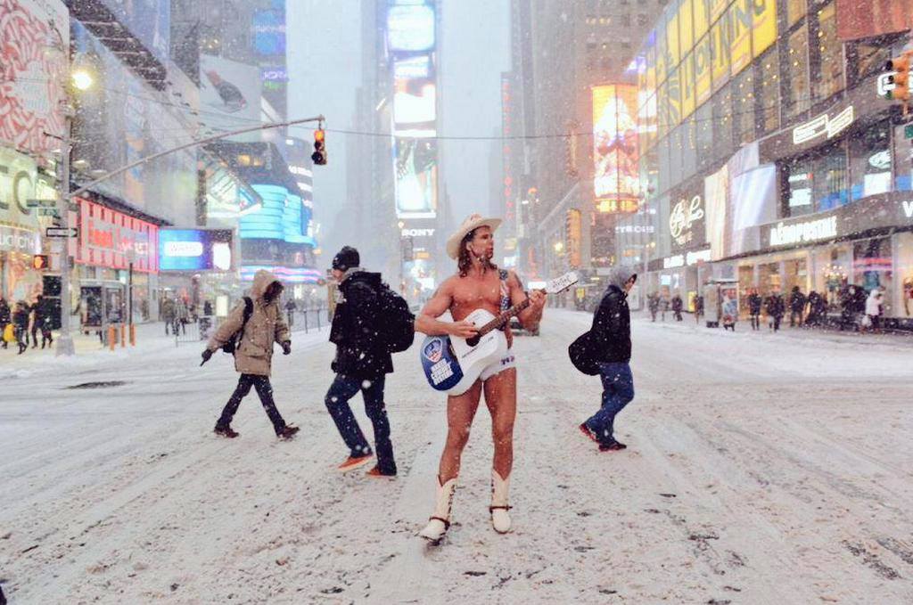 Le Naked Cowboy ne craint pas la tempête. #NakeCowboy #Newyorkstorm