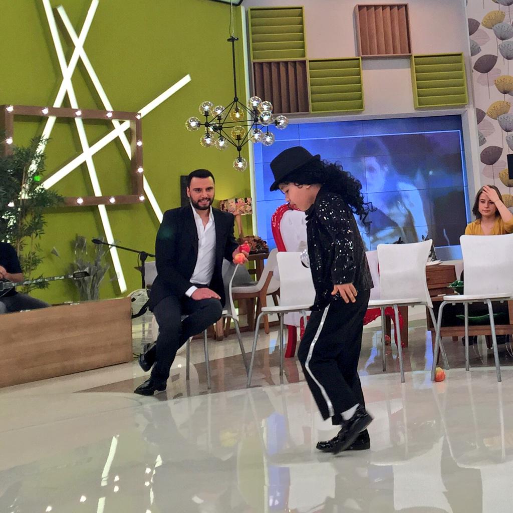 showherseydahil's tweet photo. Michael Jackson danslarıyla büyüleyen minik Nur Muhammed'den renkli dans şov canlı yayında #HerŞeyDahil de! http://t.co/nEgpGKPowo