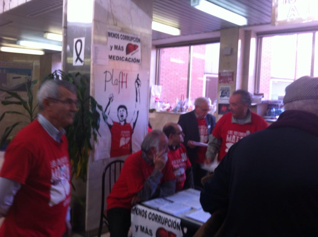 mareablancazgz's tweet photo. En @hospital12Oct con luchadores de @PLAFHC y de @PATUSALUD En la lucha siempre #ttoya http://t.co/WIQeztvnQi