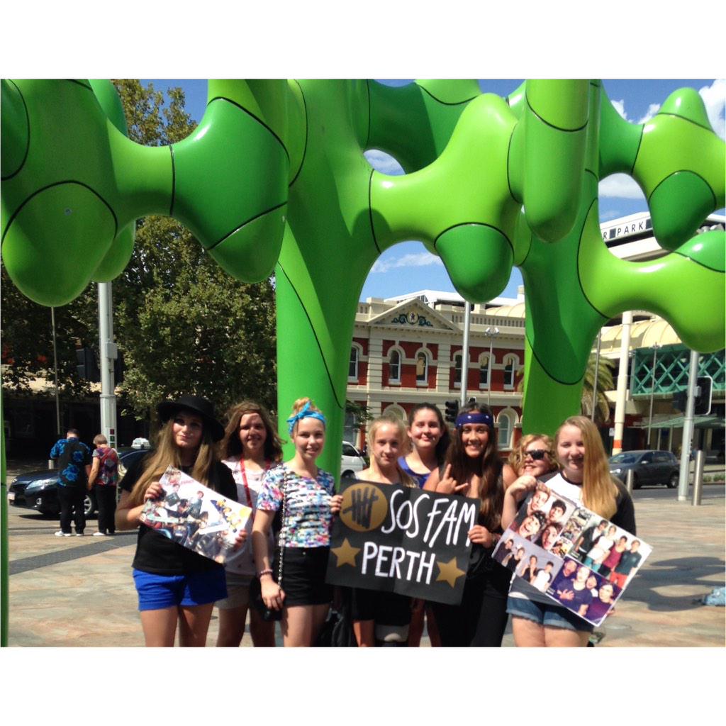 mgcmaccas's tweet photo. Perth had a meetup on the 27-1-15💖 
at Forrest Place🌵

@5SOS #5sosfamperth #5SOSFamMeetUp @maddydufall @missybav 7 http://t.co/kNKiBpiA5s