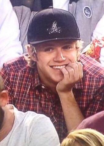 OMG NIALL LOOKS SOOOO CUTE OMG

CUTE AND FETUS 
#PopChoiceAwards POP Band One Direction