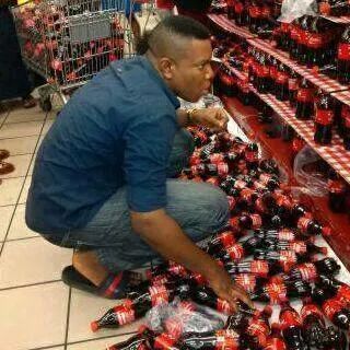 OliverMathenge's tweet photo. Hapa ndipo #ShareaCokeKE imetufikisha http://t.co/N22gnOjkCN
