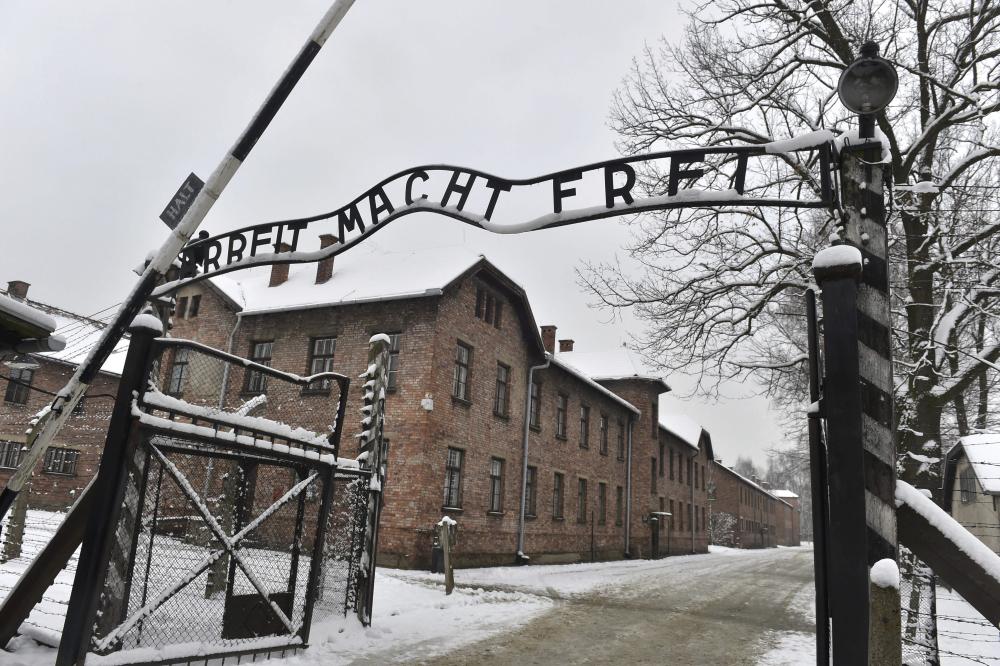 elEconomistaes's tweet photo. Hoy se cumplen 70 años de la liberación del campo de exterminio de Auschwitz http://t.co/lHSw5kmBUW http://t.co/dXXcQTAaya