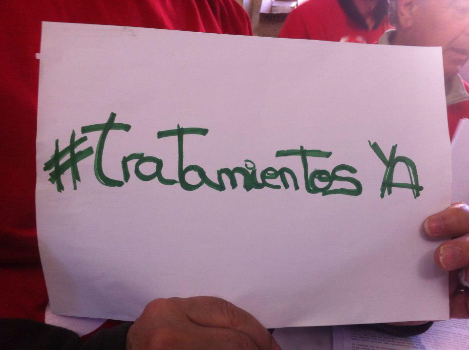 PCEAragon's tweet photo. Orgullosxs de @PLAFHC y @PATUSALUD luchando en @hospital12Oct #ttoya #EncierroHepatitisC #tratamientosYa @elpce http://t.co/AFl4nBac2w