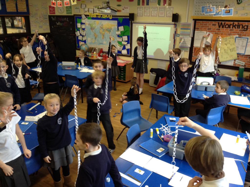 MWCP5's tweet photo. What length do you predict the longest paper chain will be from 1 piece of A4 paper? #ProblemSolving #Maths #Length http://t.co/g9SpbcYuD8