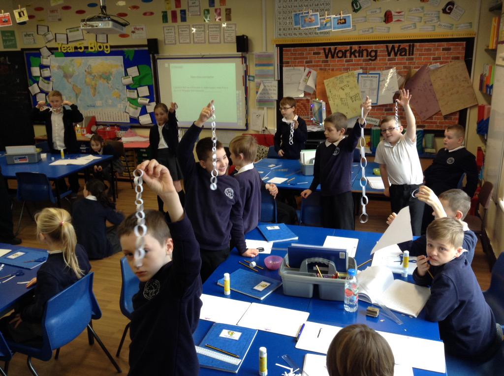 MWCP5's tweet photo. What length do you predict the longest paper chain will be from 1 piece of A4 paper? #ProblemSolving #Maths #Length http://t.co/g9SpbcYuD8