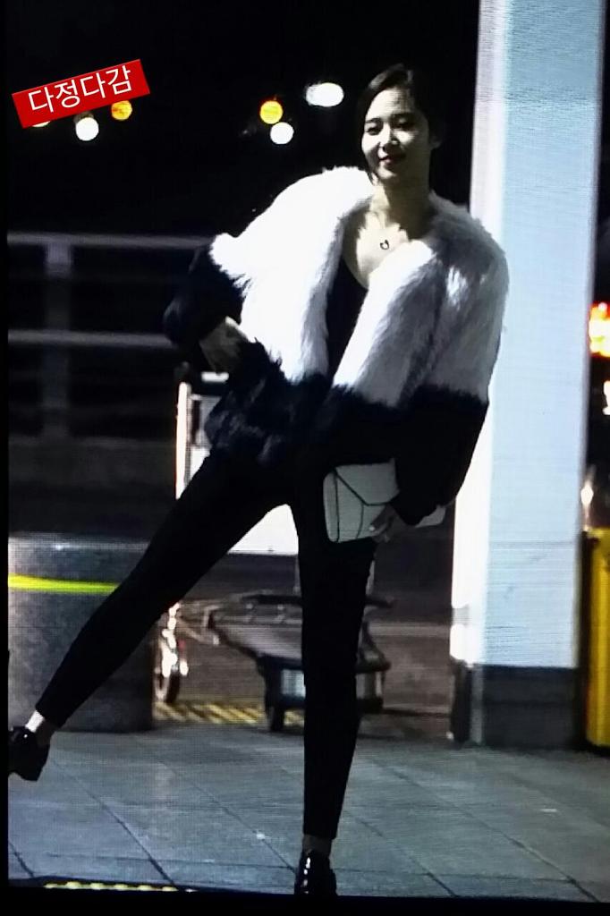[PIC][27-01-2015]Yuri khởi hành đi Hồng Kông để tham dự sự kiện "iiJin F/W2015 Fashion Show"  vào tối nay B8Wd7euCEAEqbix