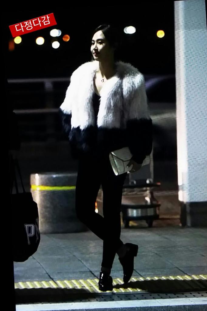 [PIC][27-01-2015]Yuri khởi hành đi Hồng Kông để tham dự sự kiện "iiJin F/W2015 Fashion Show"  vào tối nay B8Wd8HCCAAAwDrK
