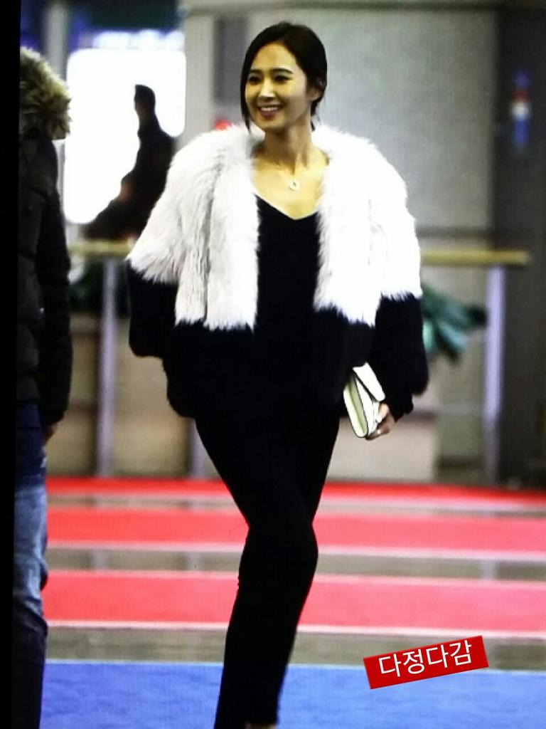 [PIC][27-01-2015]Yuri khởi hành đi Hồng Kông để tham dự sự kiện "iiJin F/W2015 Fashion Show"  vào tối nay B8WeRy_CAAAIfL5